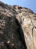 salendo i gradini e corde della ferrata